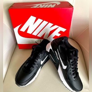 BLACK NIKE AIR MAX. KIDS size 4Y